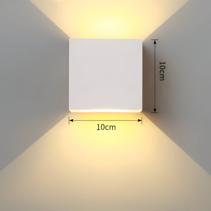 Stilfull LED-vägglampa i nordisk design, skapar funktionell och elegant belysning i moderna hem.
