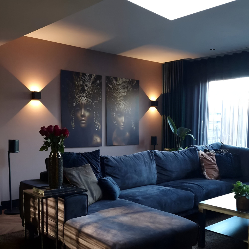 Stilren matt svart LED-vägglampa med nordisk design, modern belysning för hemmet.