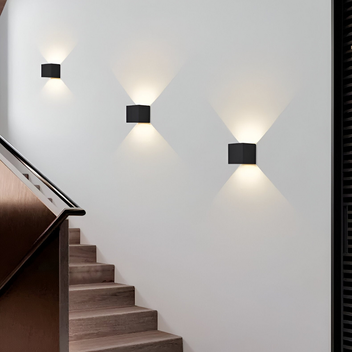 Effektiv LED-vägglampa med kallvitt ljus, matt svart nordisk design för moderna hem och kontor.