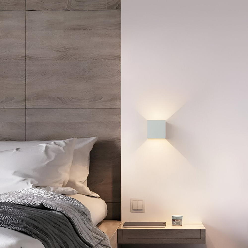 Modern LED-väggarmatur för stilren heminredning, nordisk designbelysning i matt färg.