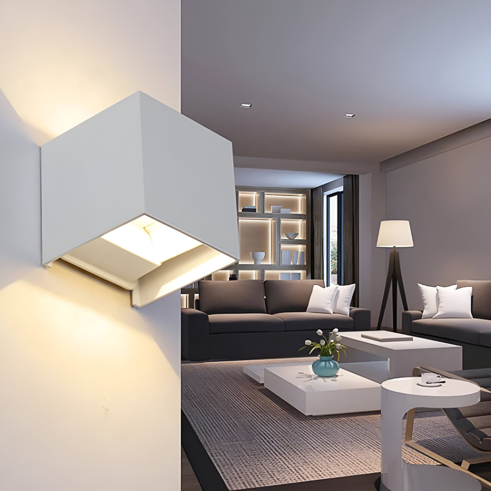 Minimalistisk LED-vägglampa, nordisk design i matt svart, perfekt för modern inredning i hemmet.
