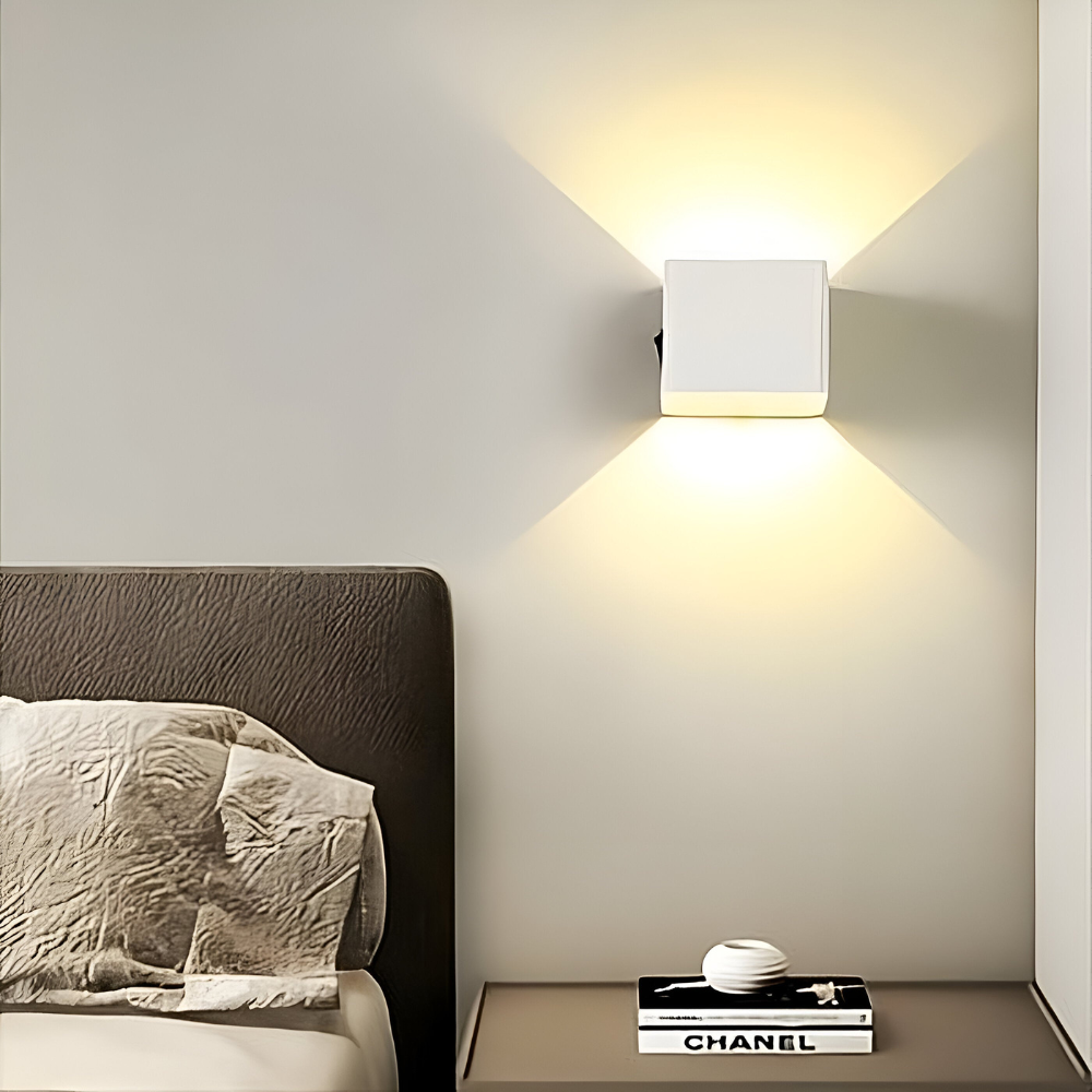Modern matt vit LED-vägglampa, nordisk stilren armatur för hembelysning med mjukt LED-ljus.