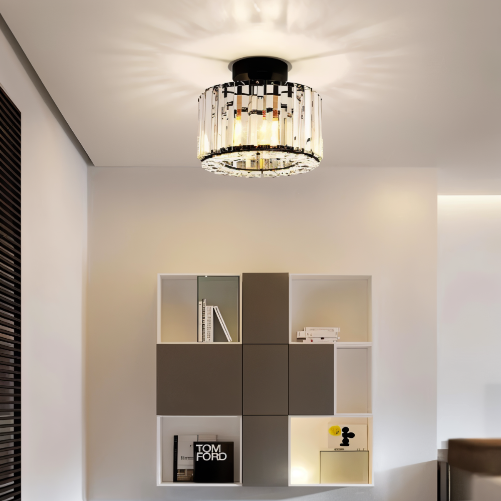 Elegant takmonterad rund lampa, halvinkapslad design för lyxig inredning.