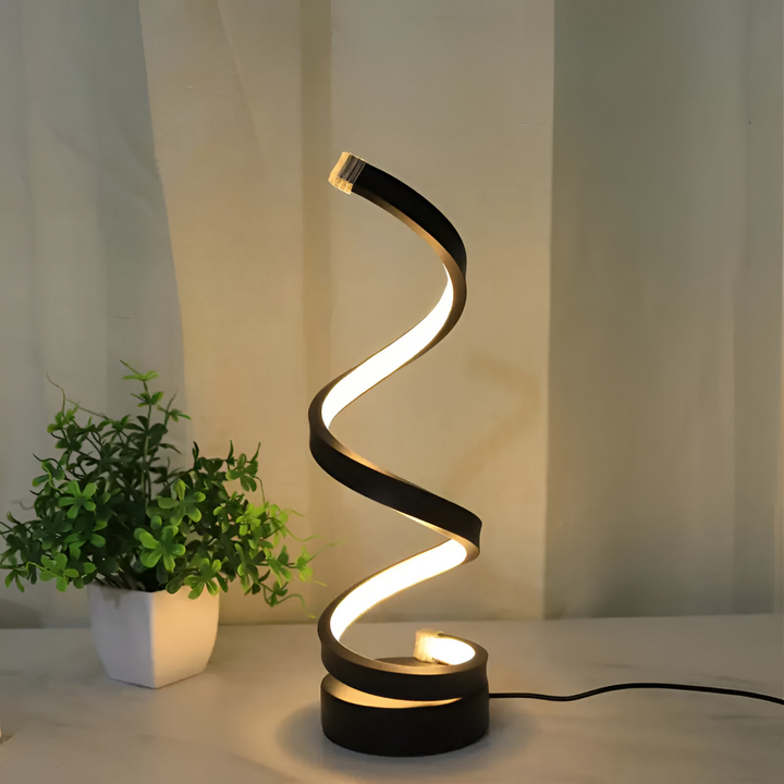 Justerbar LED bordslampa med spiraldesign, ideal som läslampa på skrivbordet i hemmakontoret.
