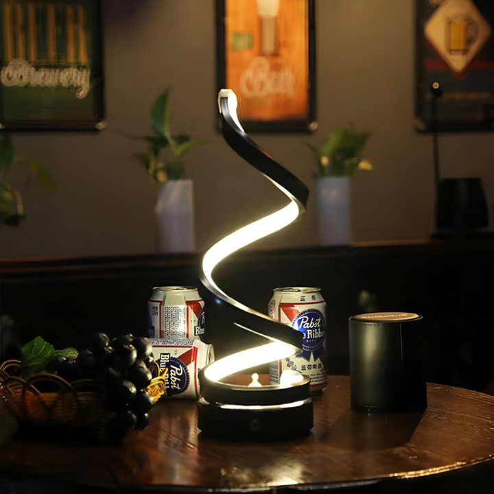 Närbild på spiral LED bordslampa, visar den moderna designen och energismarta ljuskällan.