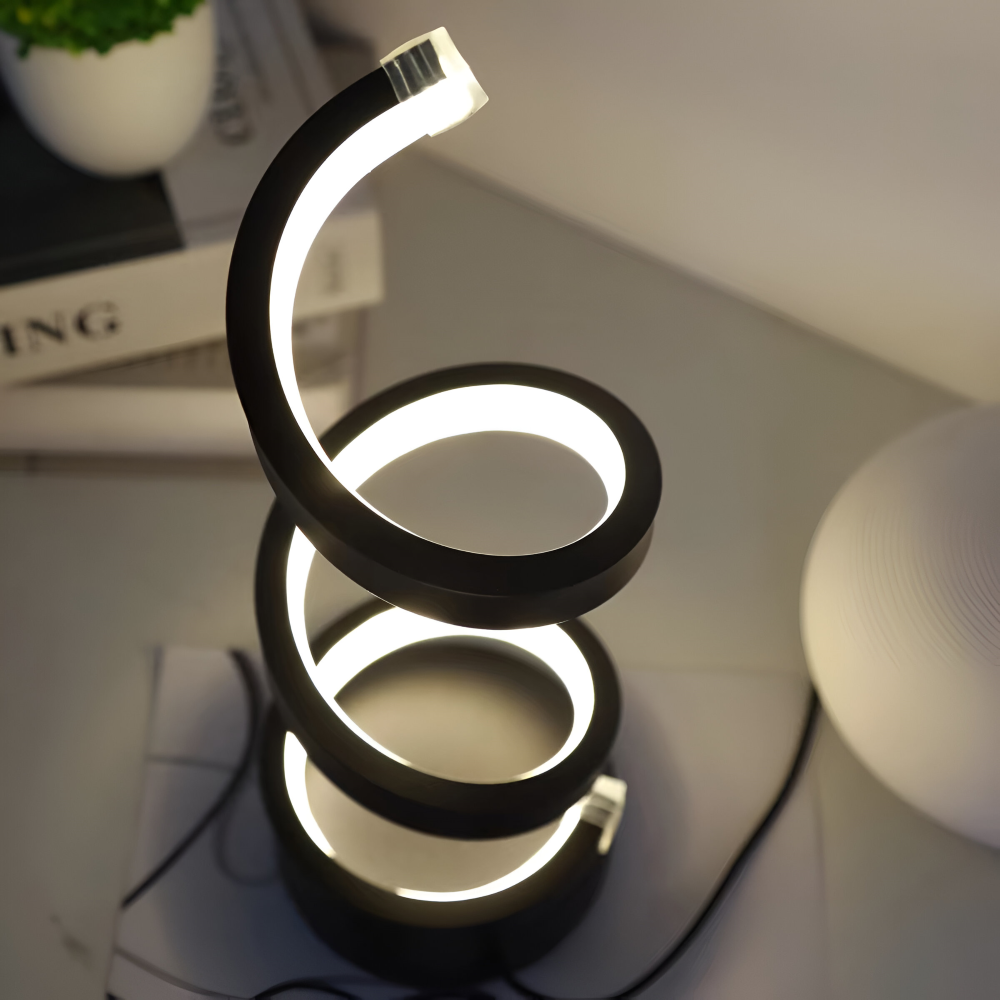 Modern spiral LED bordslampa, justerbar och dimbar, perfekt som läslampa på ett snyggt skrivbord.
