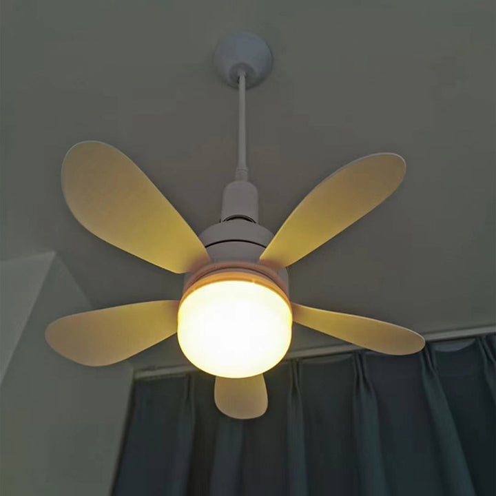 "Modern takfläkt med integrerad LED-lampa, stilren design, grå toner, fjärrkontroll med anpassningsbara inställningar."