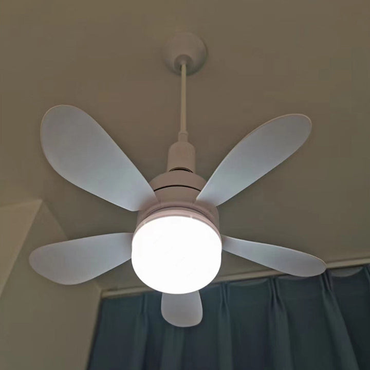 "Modern takfläkt med integrerad LED-lampa, stilren design, grå toner, fjärrkontroll med anpassningsbara inställningar."