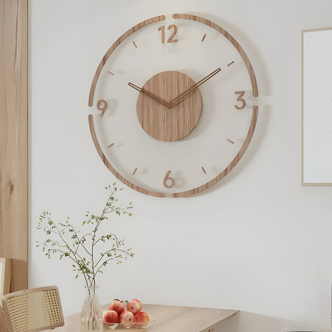Transparent akrylklocka med trädetaljer, tyst urverk. Elegant heminredning.