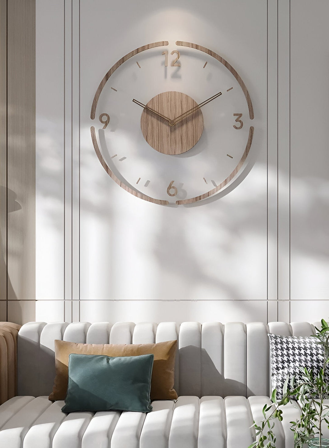 Tyst transparent väggklocka i akryl & trä. Minimalistisk design för vardagsrummet.