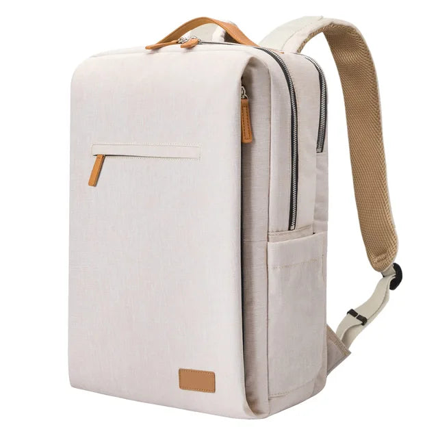 Modern unisex ryggsäck i beige med laptopfack & USB-port. Perfekt för jobb, skola, resor.