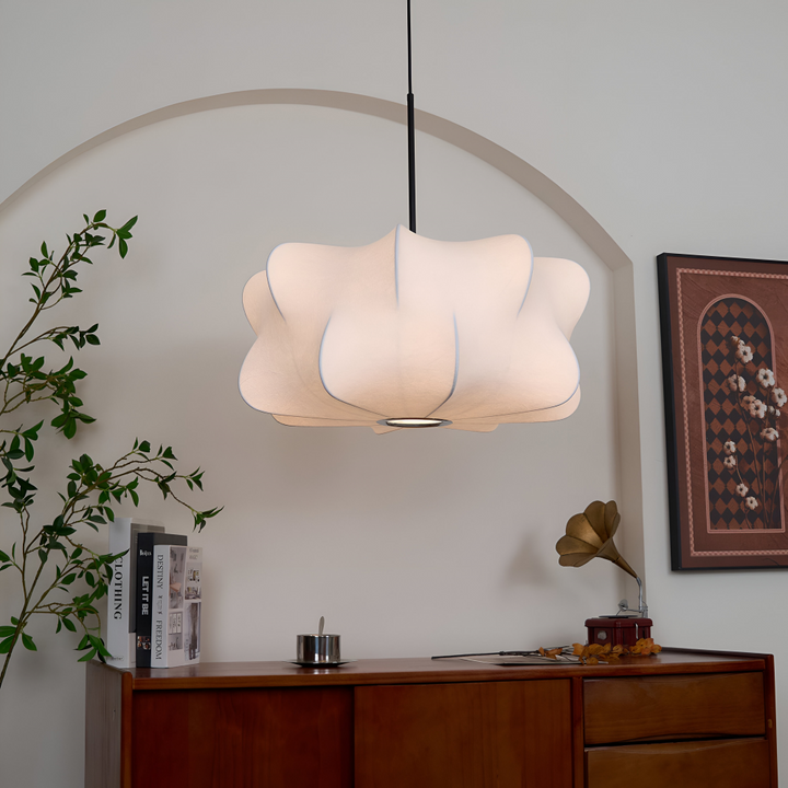 Stilren Wabi Sabi pendellampa med LED-lampa. Modern design för ett ljust och inbjudande vardagsrum.