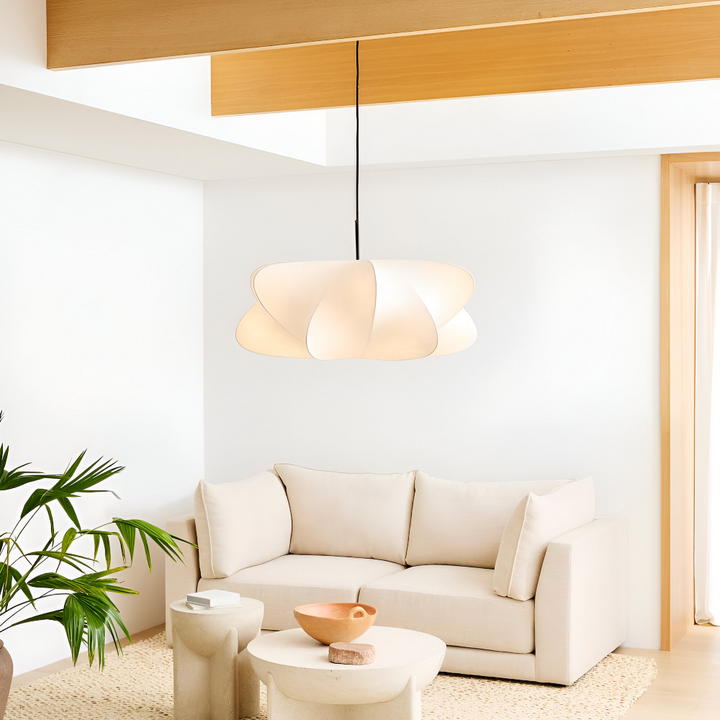 Elegant taklampa i Wabi Sabi stil. Modern inredningsdetalj perfekt över matplatsen. Justerbar höjd.