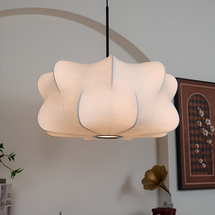 Elegant Wabi Sabi belysning. Pendellampa i modern design, perfekt för att lyfta vardagsrummet.