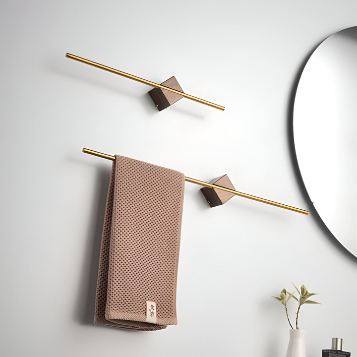 Minimalistiskt handduksställ i svart, perfekt för moderna badrum och handdukar.