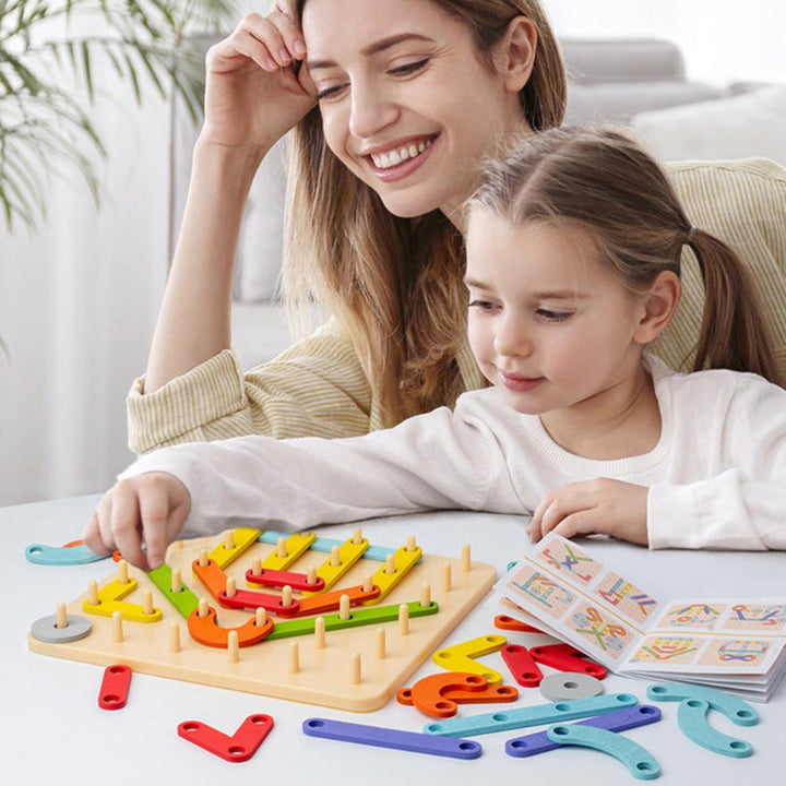 "Montessori pegboard pussel i trä, färgglada bitar i olika former, pedagogisk leksak för barns kreativitet och lärande."