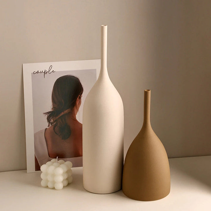 Handborstad keramikvas i Morandi stil. Ett konstverk för modern inredning i vardagsrummet.