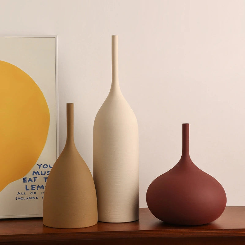 Keramikvas med unik handborstad yta. Morandi stil för en elegant och modern inredning.