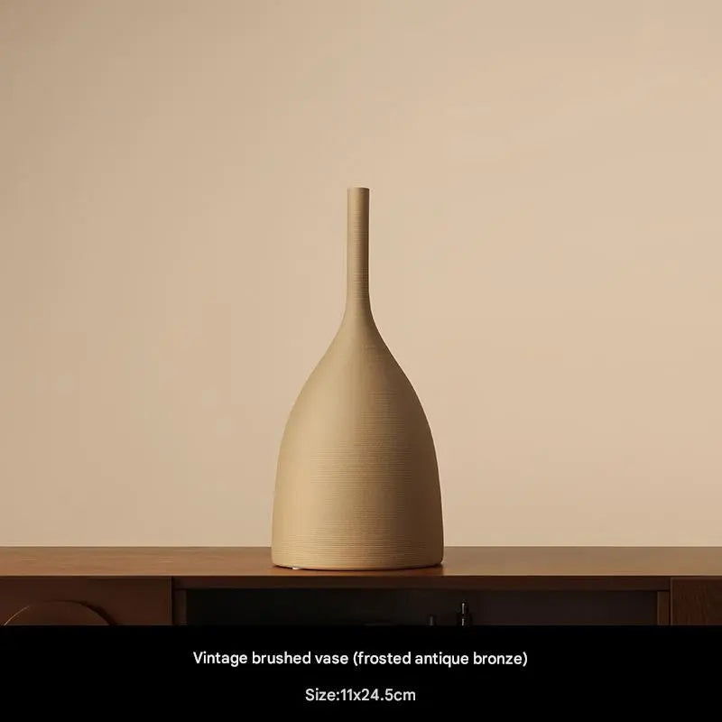 Morandi blommavas i keramik. Handborstad finish, perfekt som konstverk i vardagsrummet.