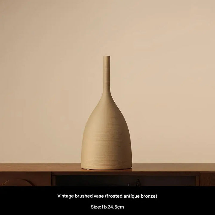 Morandi blommavas i keramik. Handborstad finish, perfekt som konstverk i vardagsrummet.