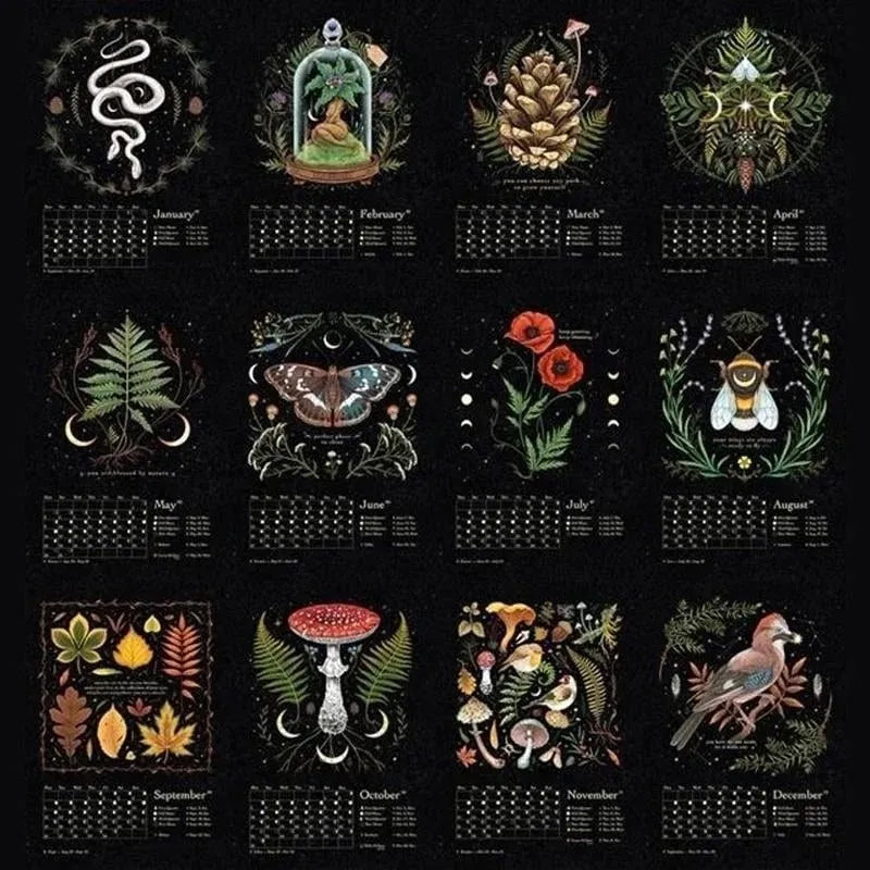 "Mörk Skog Månkalender 2024 med magiska illustrationer av skogsvarelser och botaniska motiv."