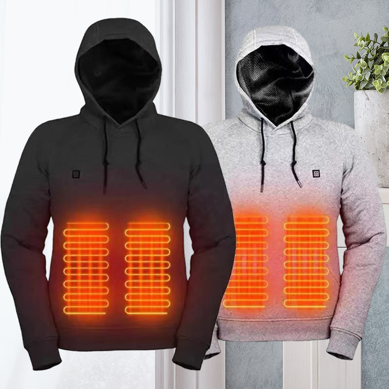 En modell som bär den uppvärmda huvtröjan i grått under en kall dag.