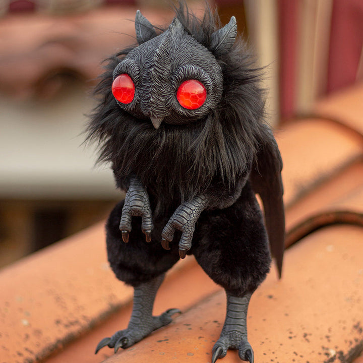 "Mothman rörlig figurin med svarta vingar och detaljerad syntetisk päls, perfekt för samlare av det mystiska."