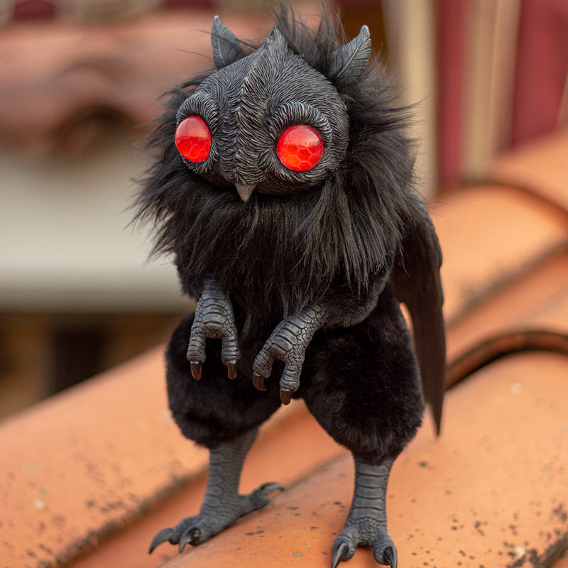 "Mothman rörlig figurin med svarta vingar och detaljerad syntetisk päls, perfekt för samlare av det mystiska."