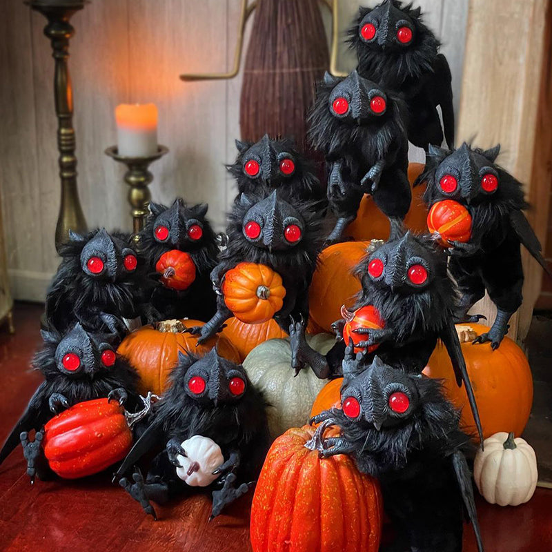 "Mothman rörlig figurin med svarta vingar och detaljerad syntetisk päls, perfekt för samlare av det mystiska."