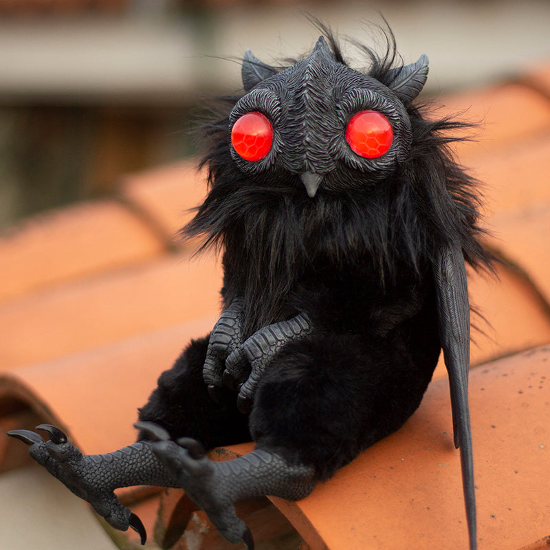 "Mothman rörlig figurin med svarta vingar och detaljerad syntetisk päls, perfekt för samlare av det mystiska."