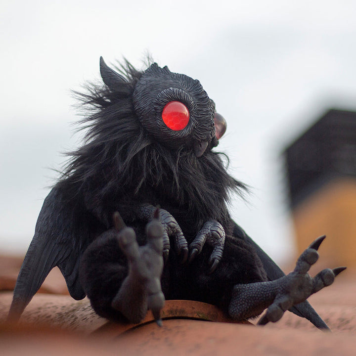 "Mothman rörlig figurin med svarta vingar och detaljerad syntetisk päls, perfekt för samlare av det mystiska."