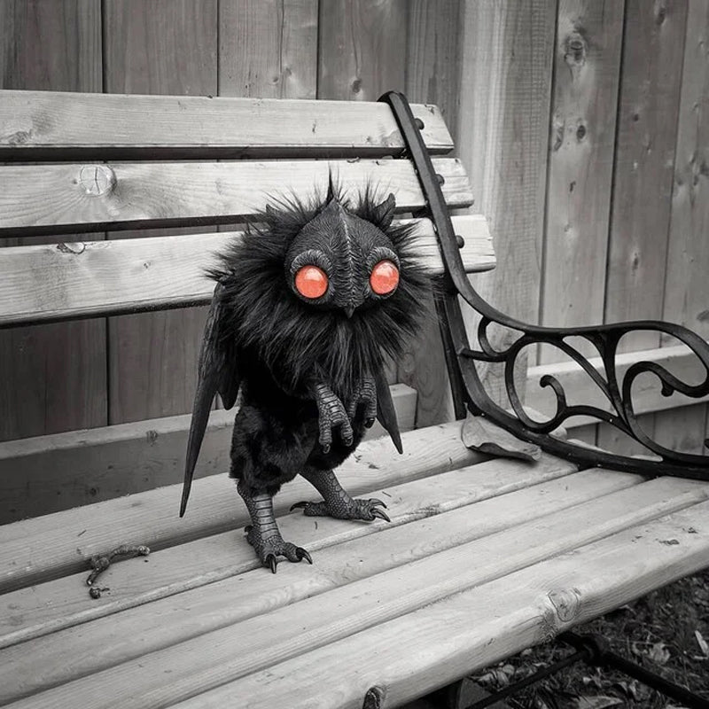 "Mothman rörlig figurin med svarta vingar och detaljerad syntetisk päls, perfekt för samlare av det mystiska."