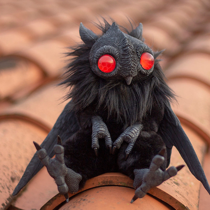 "Mothman rörlig figurin med svarta vingar och detaljerad syntetisk päls, perfekt för samlare av det mystiska."