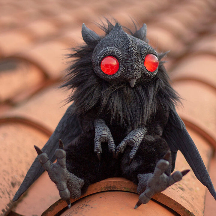 "Mothman rörlig figurin med svarta vingar och detaljerad syntetisk päls, perfekt för samlare av det mystiska."