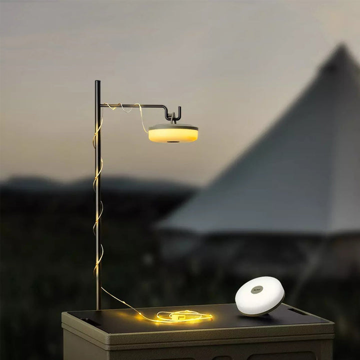 Multifunktionell bärbar campinglampa med IP67-skydd, USB-laddning, lädersnöre och ljusbälte för utomhusbruk.