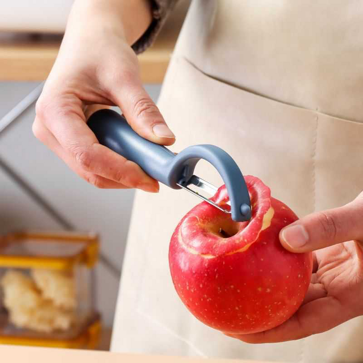 "Multifunktionell ergonomisk skalkniv i hållbart rostfritt stål med skarpt blad och bekvämt handtag för enkel skalning."
