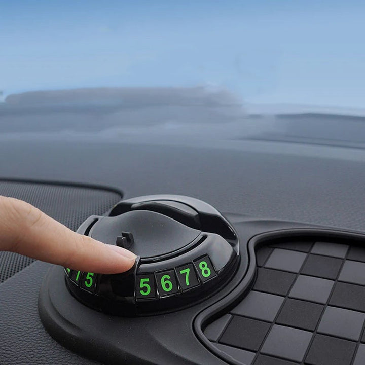 "Multifunktionell halkfri bilmatta med mobilhållare, stilren grå design, perfekt för ordning och säkerhet i bilen."