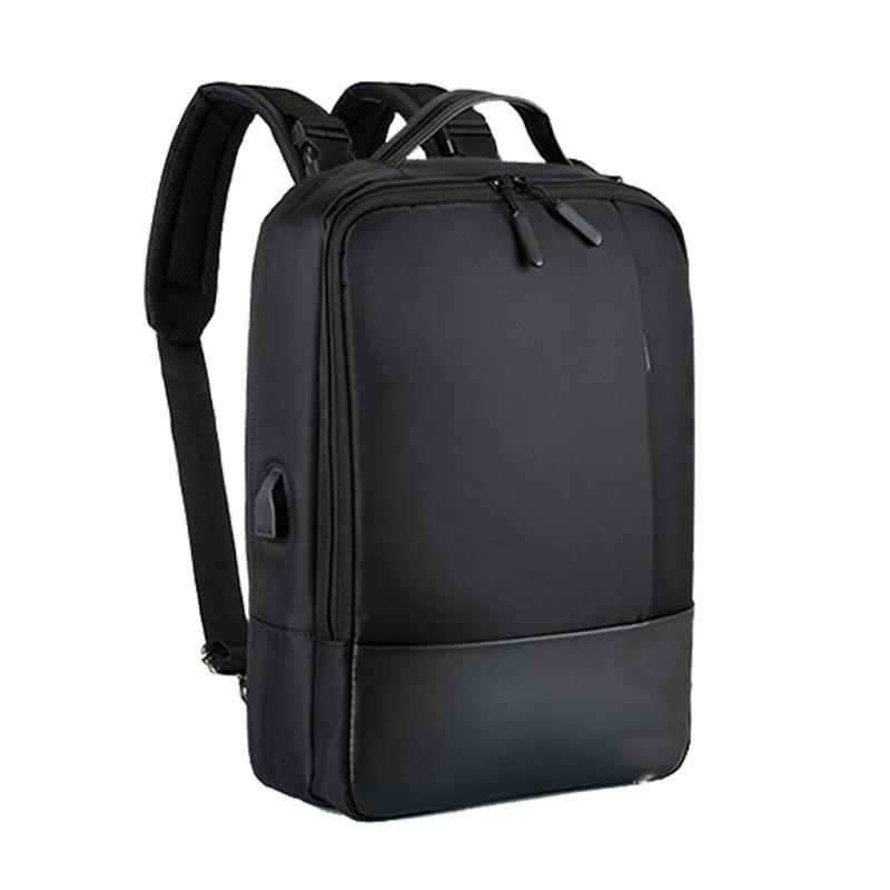 "Multifunktionell laptopryggsäck för män med USB och stöldskydd, stilren och säker i vattenavvisande polyester."