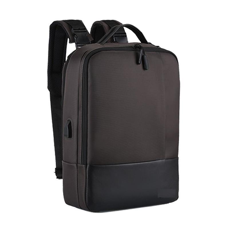 "Multifunktionell laptopryggsäck för män med USB och stöldskydd, stilren och säker i vattenavvisande polyester."