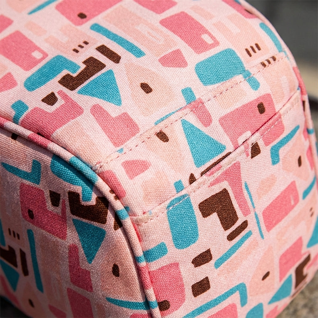 Organiserad babyväska för föräldrar på resande fot. Multifunktionell design med praktiska fack.