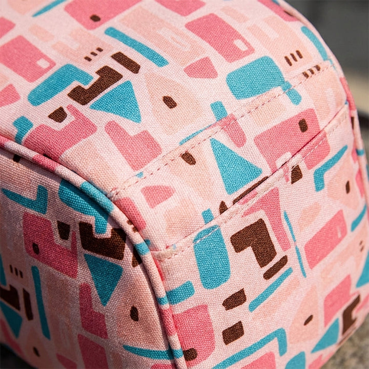 Organiserad babyväska för föräldrar på resande fot. Multifunktionell design med praktiska fack.