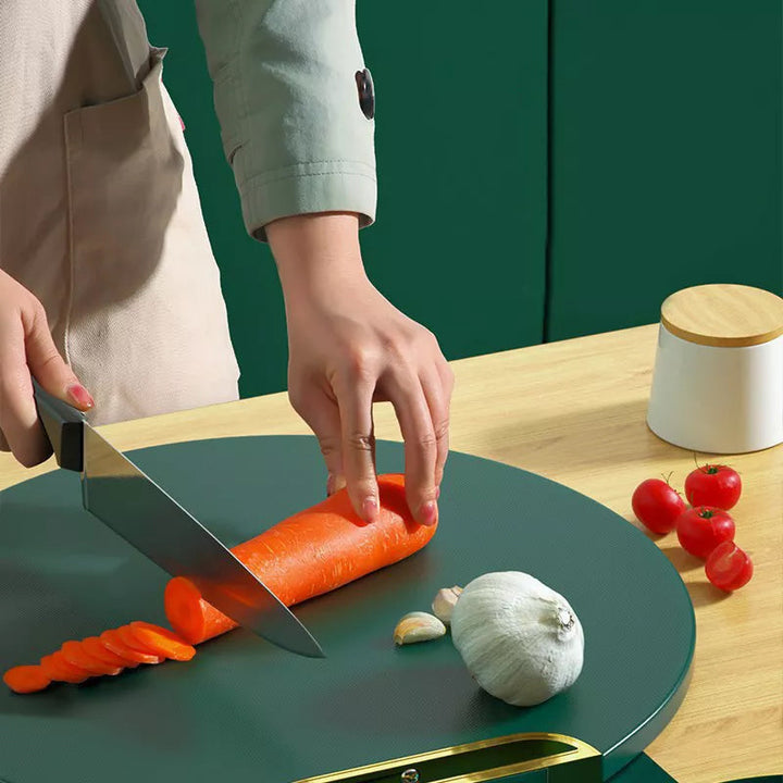 "Multifunktionell skärbräda i grön PE-plast med handtag, hållbar och lätt att rengöra, perfekt för modernt kök."