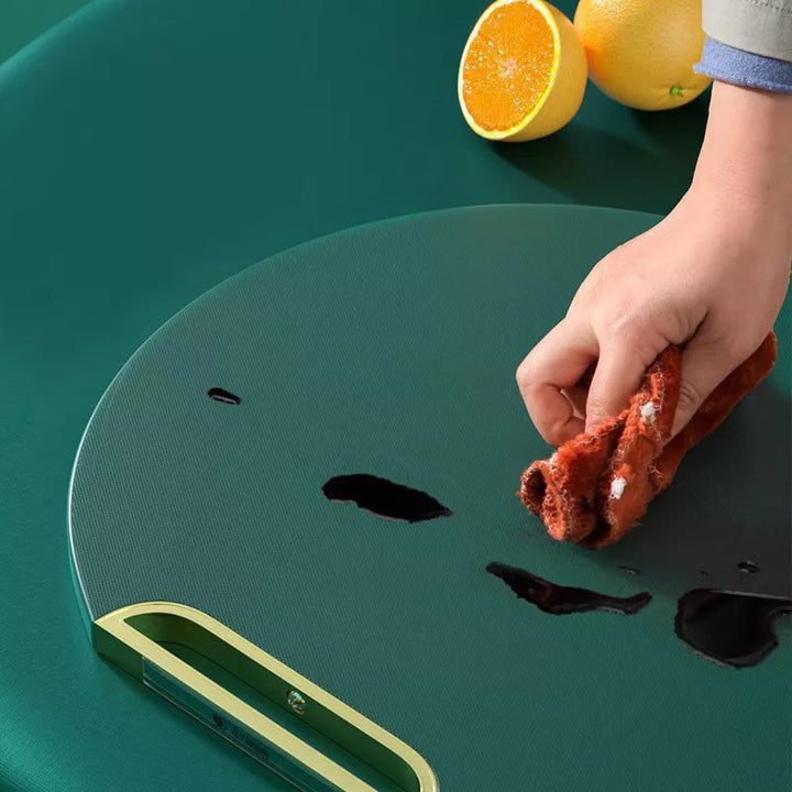 "Multifunktionell skärbräda i grön PE-plast med handtag, hållbar och lätt att rengöra, perfekt för modernt kök."