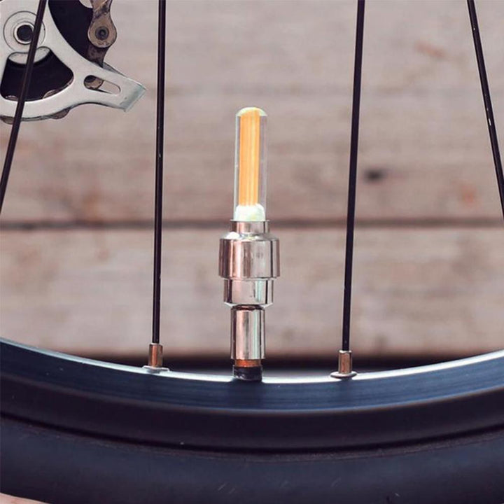 "Multikolor LED-lampa för däckventil lyser i olika färger, ökar synlighet och stil vid bil-, cykel- eller motorcykelkörning."