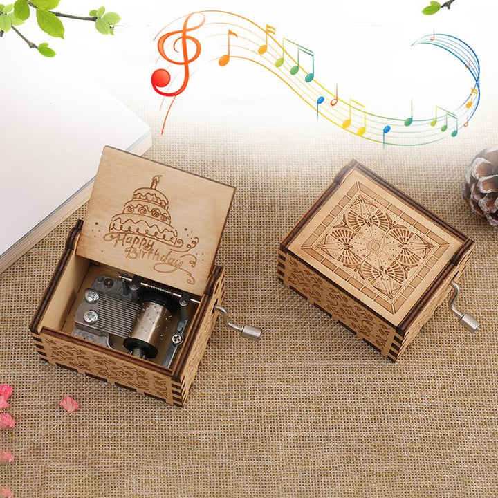 Musiklåda i handgjort trä med vev, nostalgisk design och klassiska melodier, kompakt och dekorativ för hemmet.