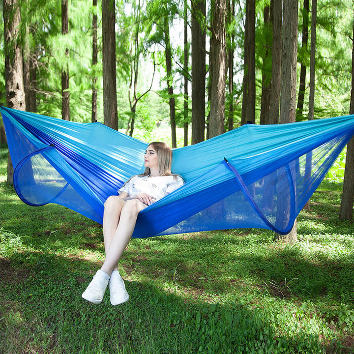"Myggsäker campinghängmatta med stålstång, svart, kompakt design, effektivt insektsnät, slitstark nylon, 250x120cm."