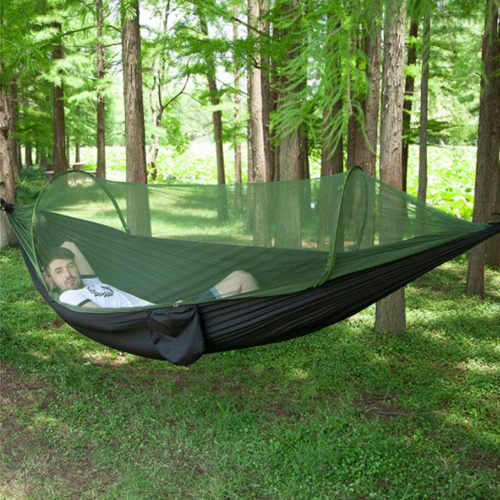 "Myggsäker campinghängmatta med stålstång, svart, kompakt design, effektivt insektsnät, slitstark nylon, 250x120cm."