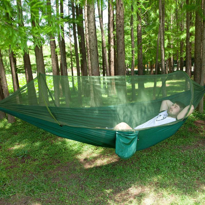 "Myggsäker campinghängmatta med stålstång, svart, kompakt design, effektivt insektsnät, slitstark nylon, 250x120cm."