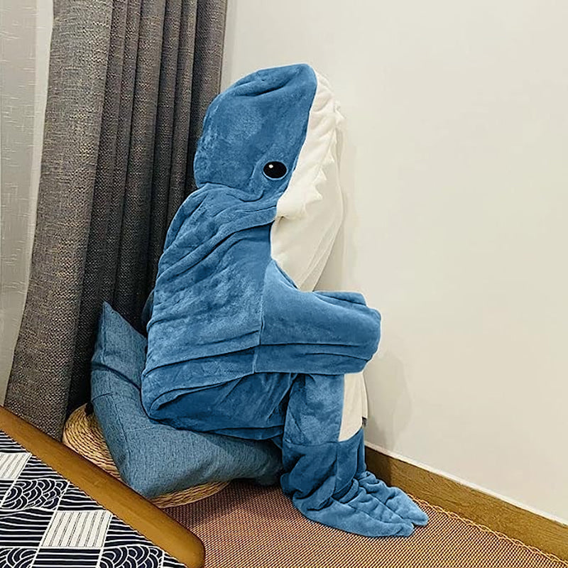 Mysig unisex hajpyjamas i blå fleece med hajdesign och koftiga handsvaror, perfekt för kalla dagar och maskeradfester.