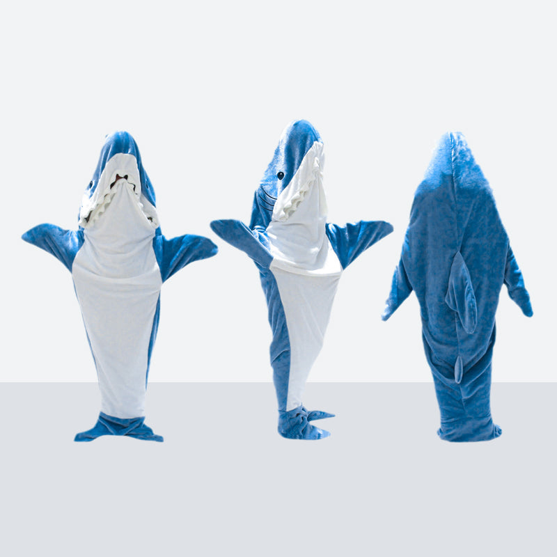 Mysig unisex hajpyjamas i blå fleece med hajdesign och koftiga handsvaror, perfekt för kalla dagar och maskeradfester.